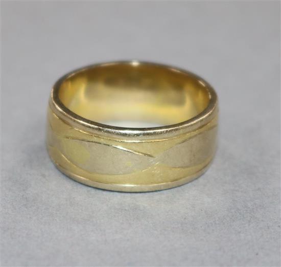 An 18ct gold band size Q, 11 grams